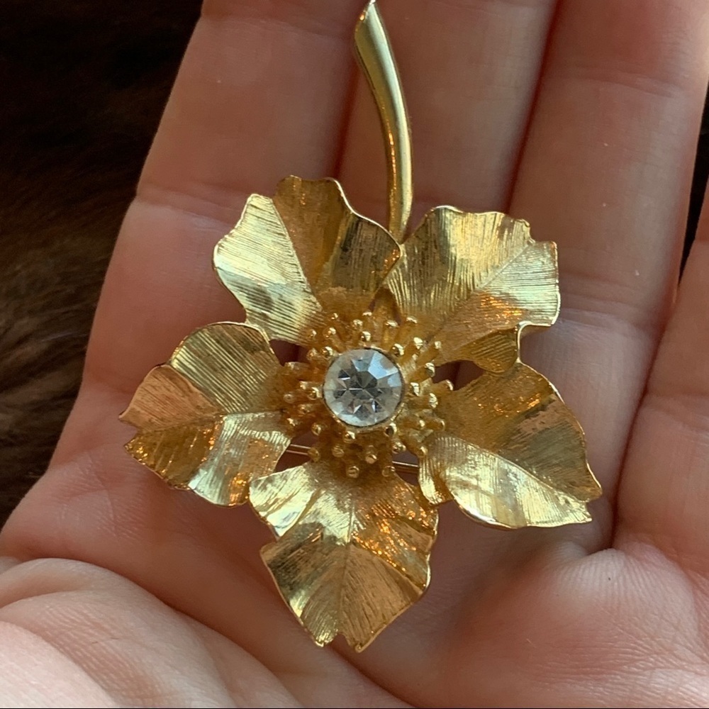 New View || Gold Toned Floral Pin Brooch
